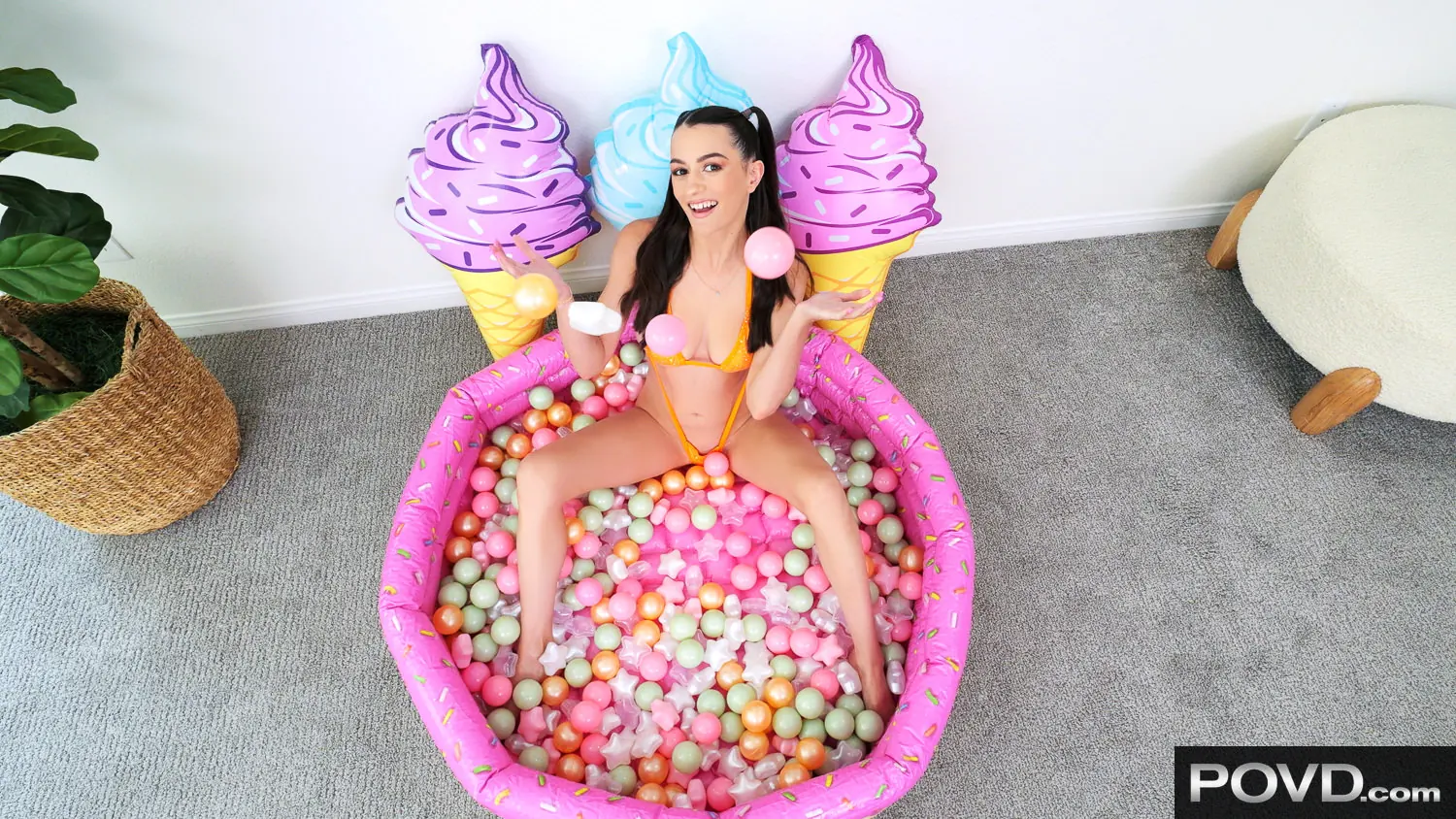 Summer Renee - Tiempo de juego en la piscina de bolas | Picture (5)