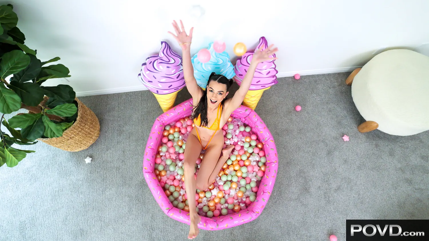 Summer Renee - Tiempo de juego en la piscina de bolas | Picture (6)