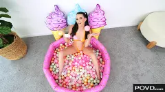 Summer Renee - Tiempo de juego en la piscina de bolas | Picture (5)